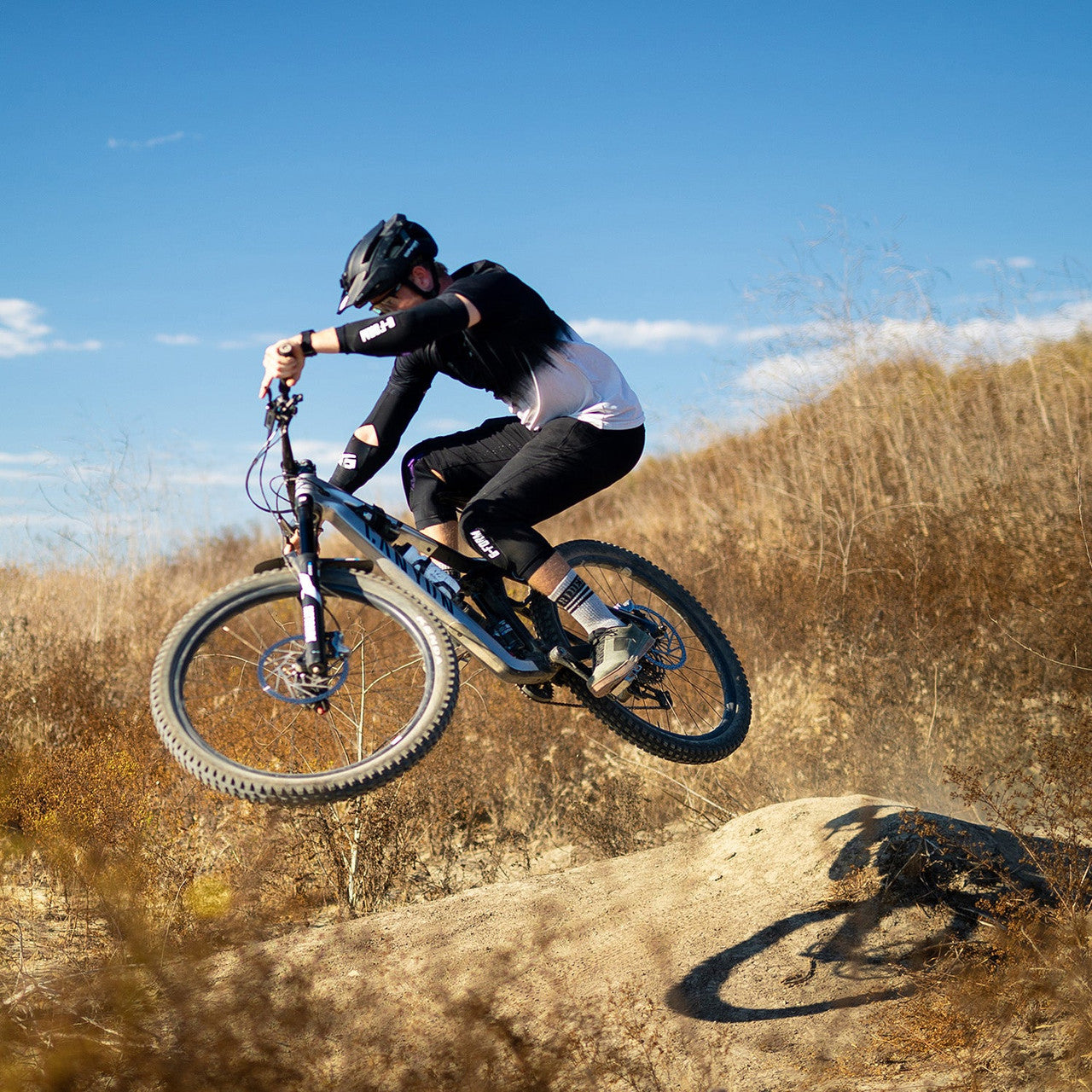 g-form-terra-mountain-bike-knee-guards-pic-2