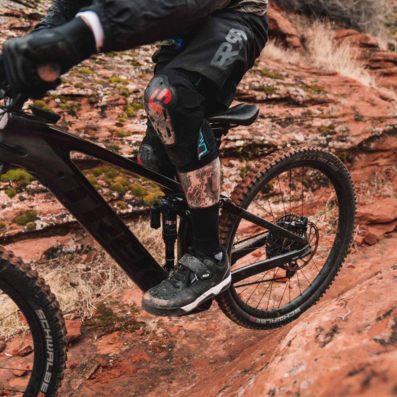 g-form-e-line-mountain-bike-knee-guards-pic-4